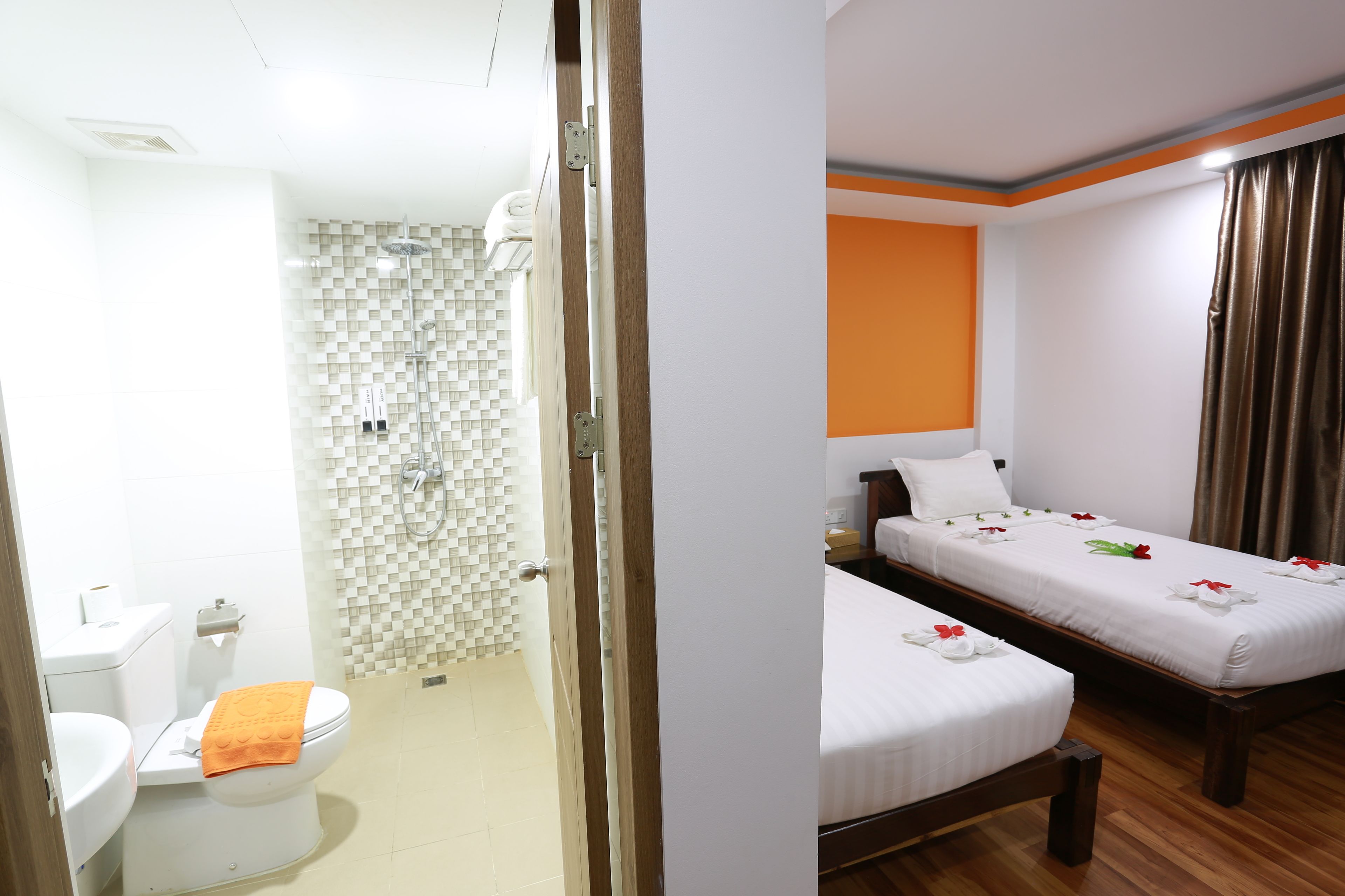deluxe twin room | minibar, in-room safe, desk, free wifi