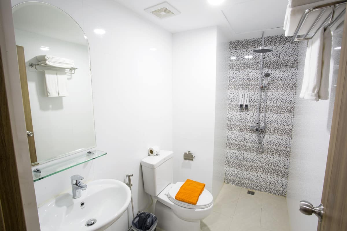 Kostenlose Toilettenartikel, Haartrockner, Bademäntel, Hausschuhe
