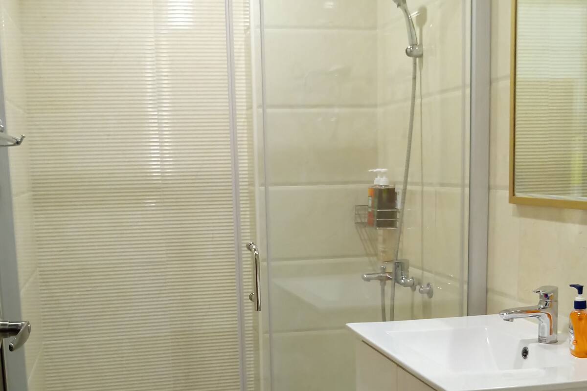 Deluxe Quadruple Room | Bathroom | Free toiletries, hair dryer, slippers, towels