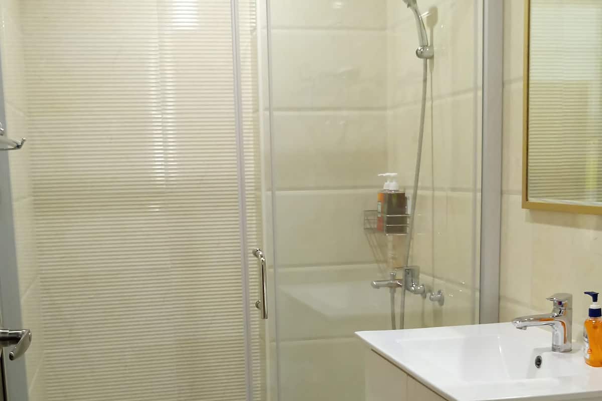 Quarto quádruplo luxo | Banheiro | Produtos de toalete grátis, secador de cabelo, chinelos