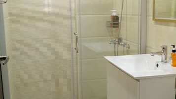 Deluxe Quadruple Room | Bathroom | Free toiletries, hair dryer, slippers, towels