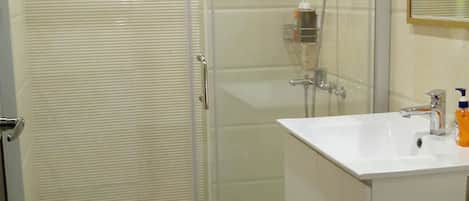 Chambre quadruple Deluxe | Salle de bain | Articles de toilette (gratuits), séchoir à cheveux, pantoufles