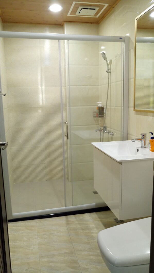 Quarto quádruplo luxo | Banheiro | Produtos de toalete grátis, secador de cabelo, chinelos