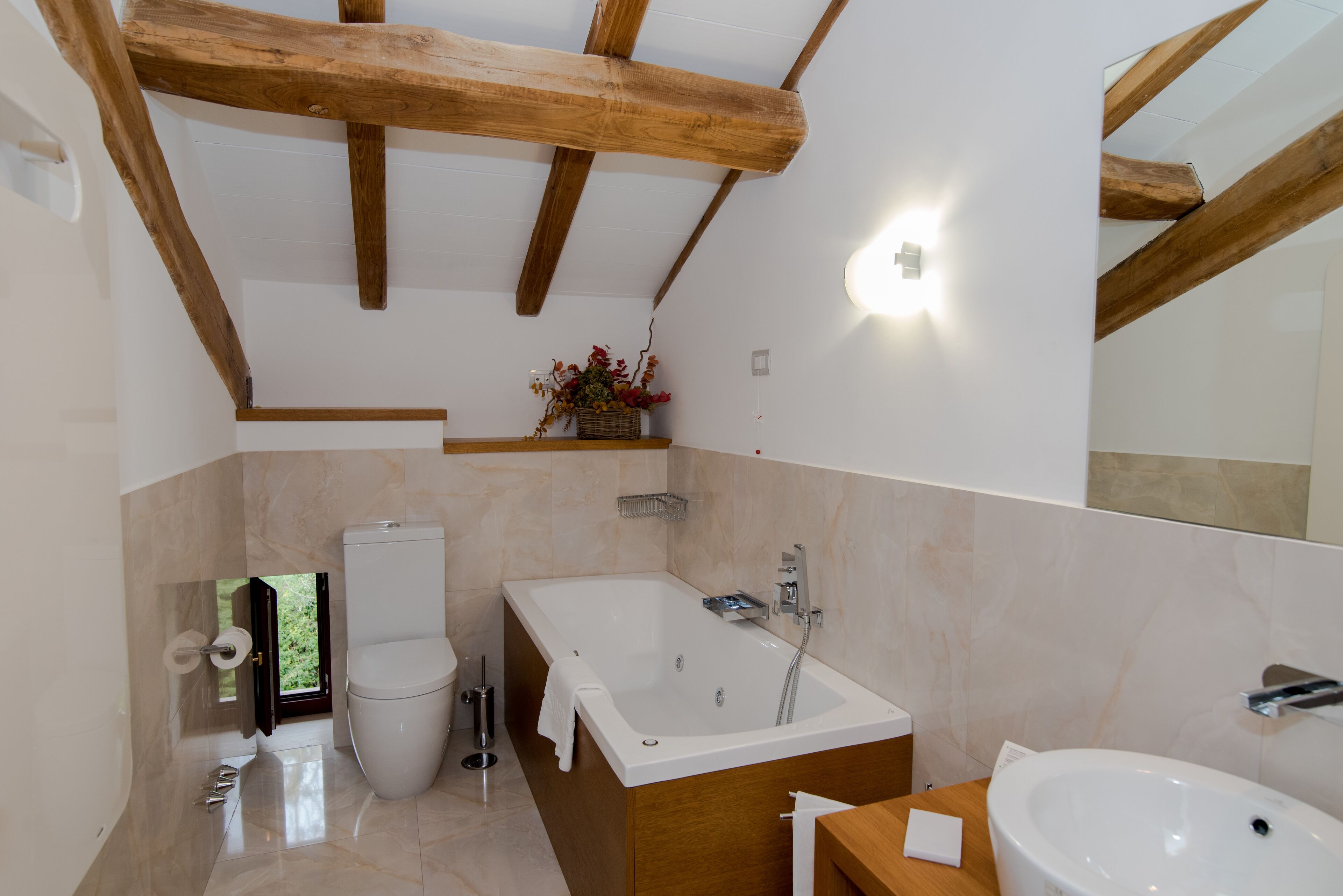 Un baño moderno con bañera, inodoro y lavamanos.