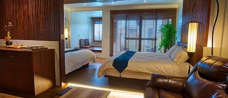 Suite Premium | Minibar, caja de seguridad en la habitación y escritorio
