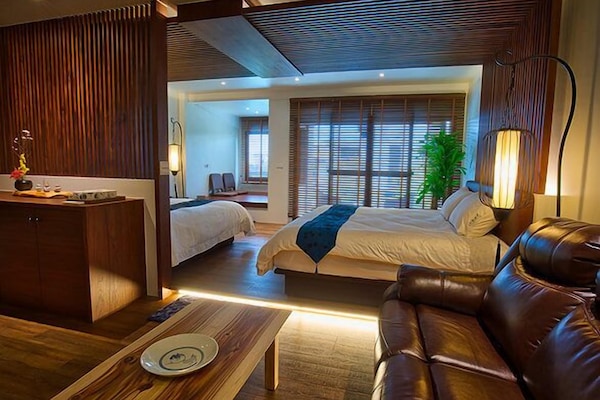 Peace Suite | Minibar, in-room safe, desk, blackout drapes