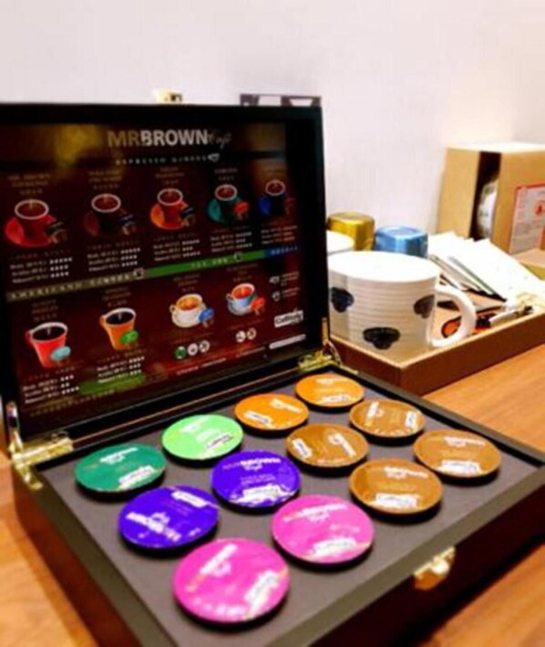 Una caja de cápsulas de café Mr. Brown con un menú en la tapa.