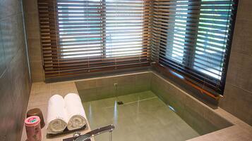 Suite tradicional | Baño | Tina y regadera independientes y amenidades de baño gratuitas