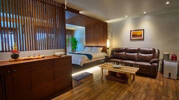 Peace Suite | Minibar, in-room safe, desk, blackout drapes