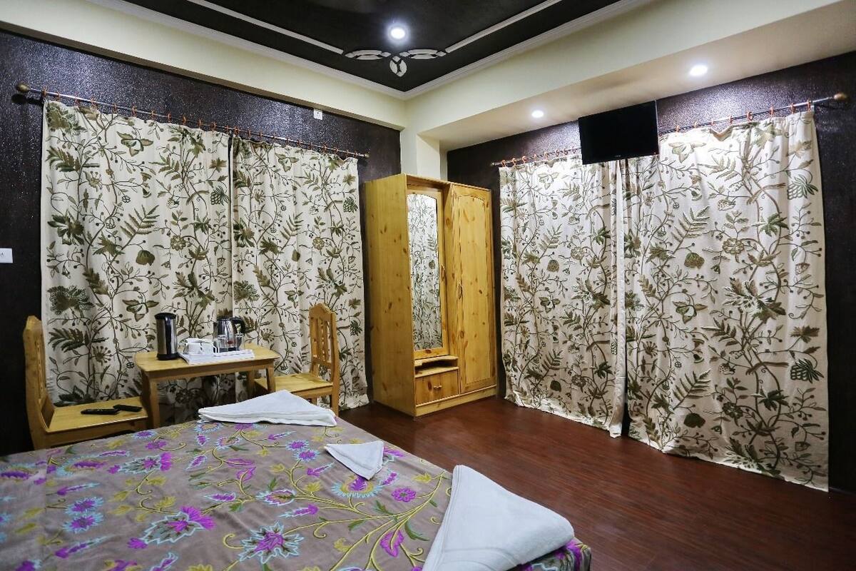 Suite | Busa memori, peti besi dalam bilik, langsir/tirai gelap terus 