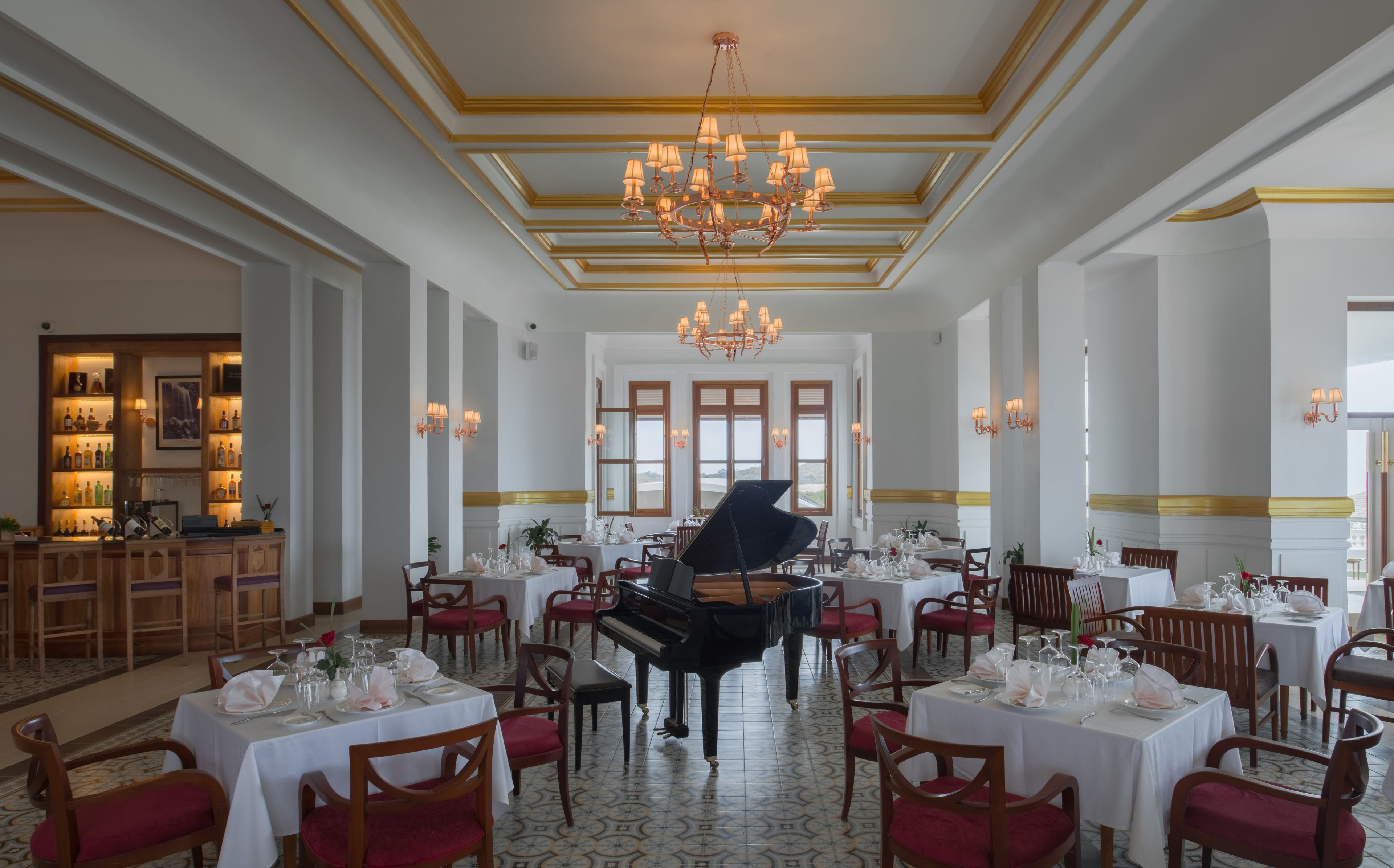 2 nh à hàng, phục vụ bữa sáng, bữa trưa, bữa tối, món Pháp 