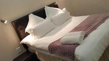 Single Bedroom | 1 bedroom, minibar, desk, free WiFi