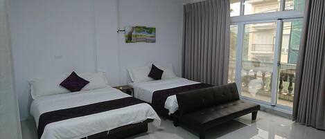 Skrivebord, blendingsgardiner og ekstrasenger (mot et tillegg)