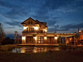 住宿正面 (夜晚)