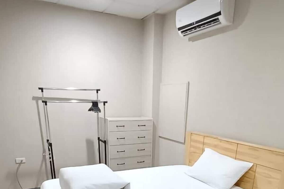 Deluxe Single Room | Down comforters, Select Comfort beds, in-room safe, blackout drapes