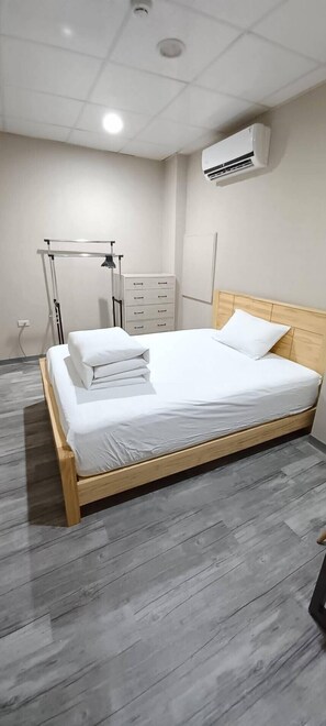 Deluxe enkelrum | Duntäcken, Select Comfort-madrasser och värdeförvaringsskåp på rummet