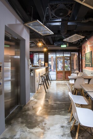 Lobby - Old Door Hostel & Bar (Taipei)