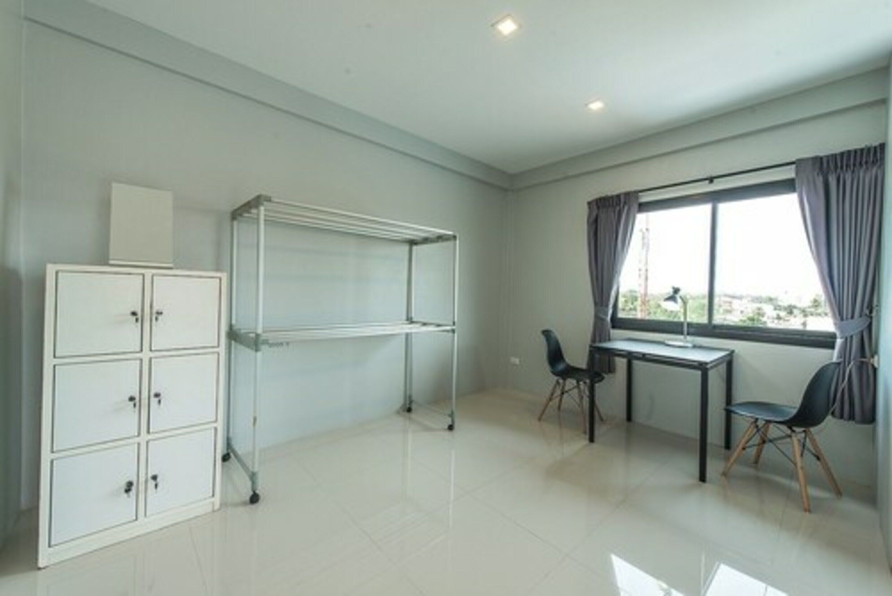 family room, executive level | living area | flat-screen tv