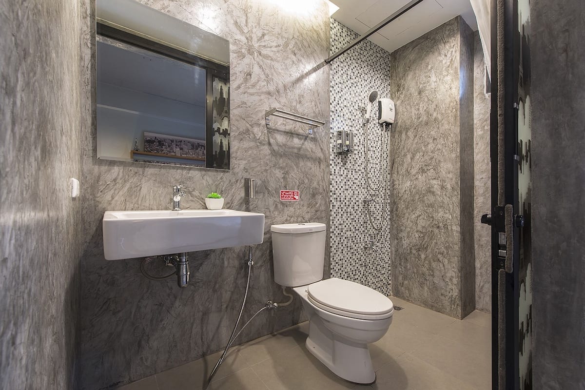 shower, free toiletries, towels