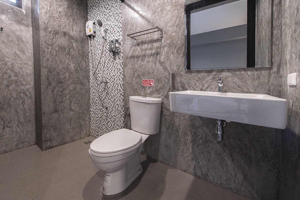 shower, free toiletries, towels