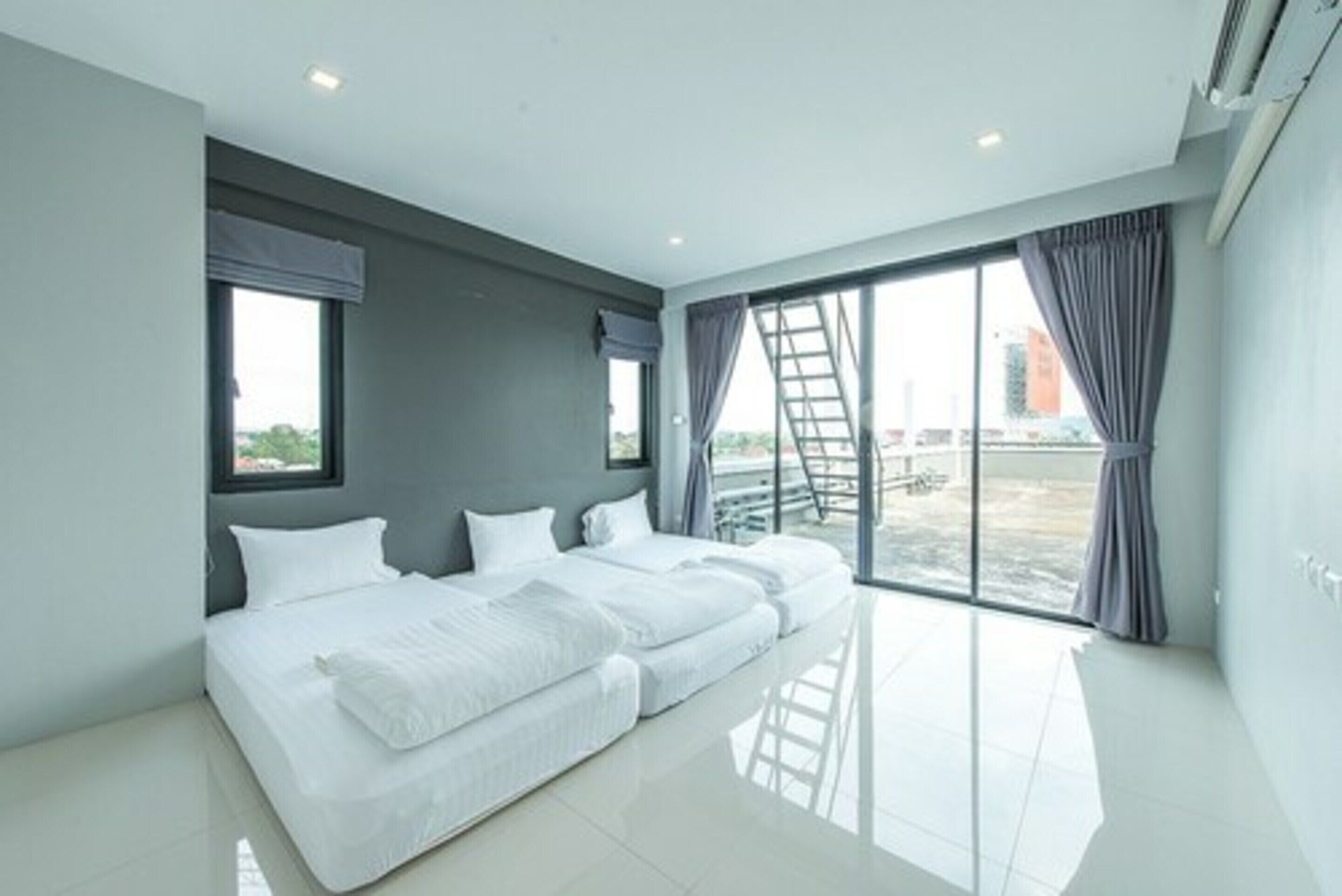 family room, executive level | desk, blackout curtains, free wifi