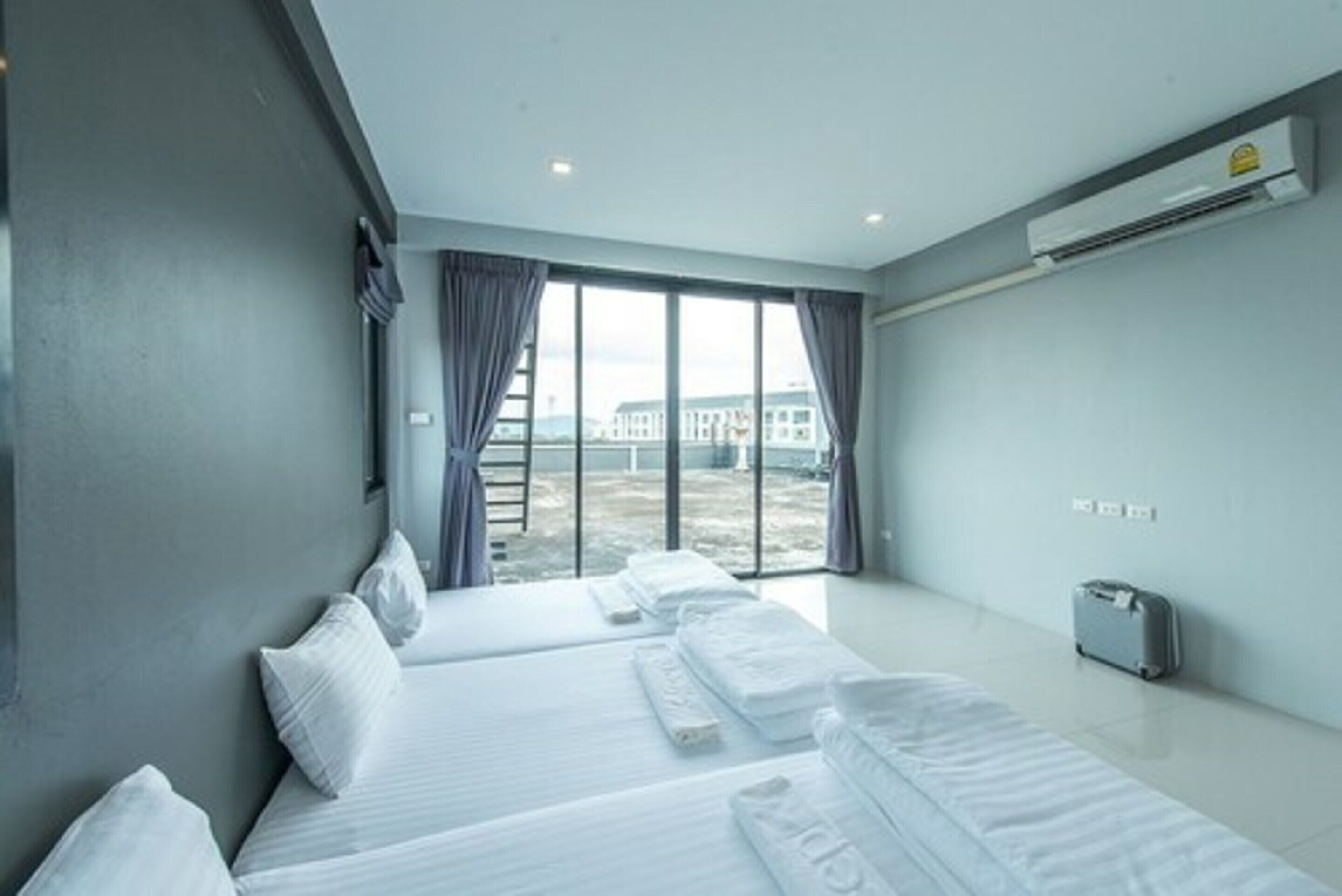 family room, executive level | desk, blackout curtains, free wifi