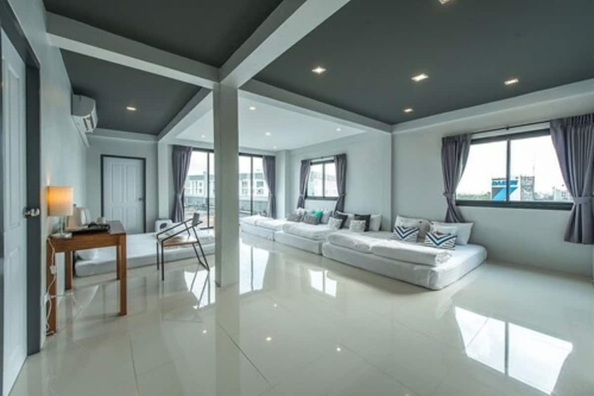 family room, executive level | desk, blackout curtains, free wifi