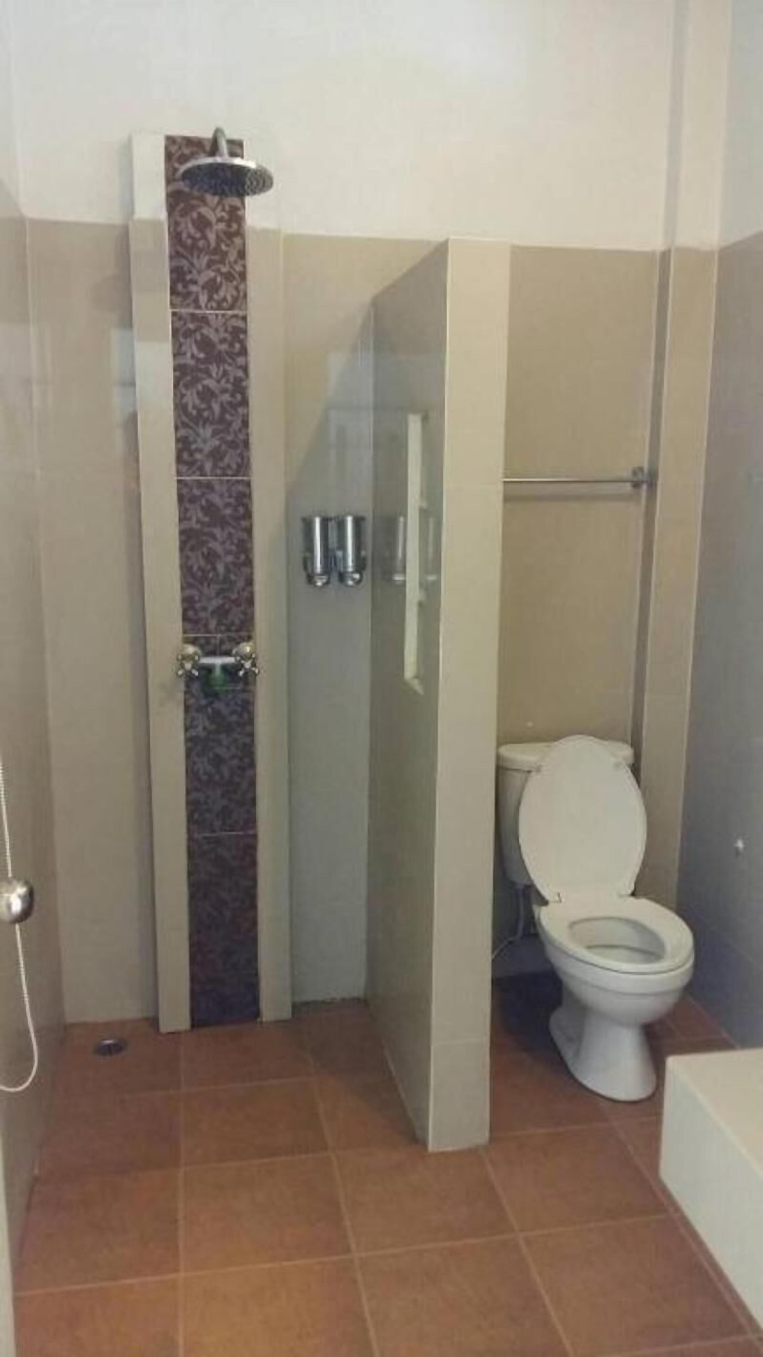 superior double room | bathroom | shower, free toiletries, towels