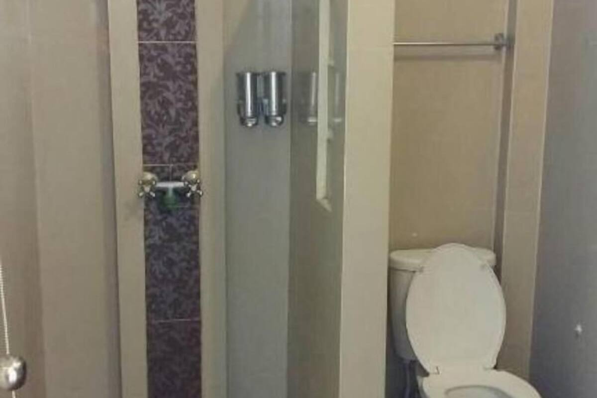 superior double room | bathroom | shower, free toiletries, towels