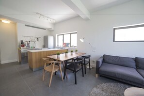 Deluxe-Apartment, 2 Schlafzimmer | Wohnzimmer | 32-Zoll-Flachbildfernseher mit Kabelempfang, Fernseher