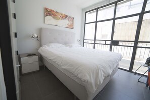 Escritorio, cortinas blackout y tabla de planchar con plancha 