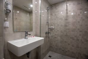 Luxury Suite, Terrace | Bathroom | Shower, free toiletries, hair dryer, towels - Ariana Hotel - All Inclusive (Kiten)