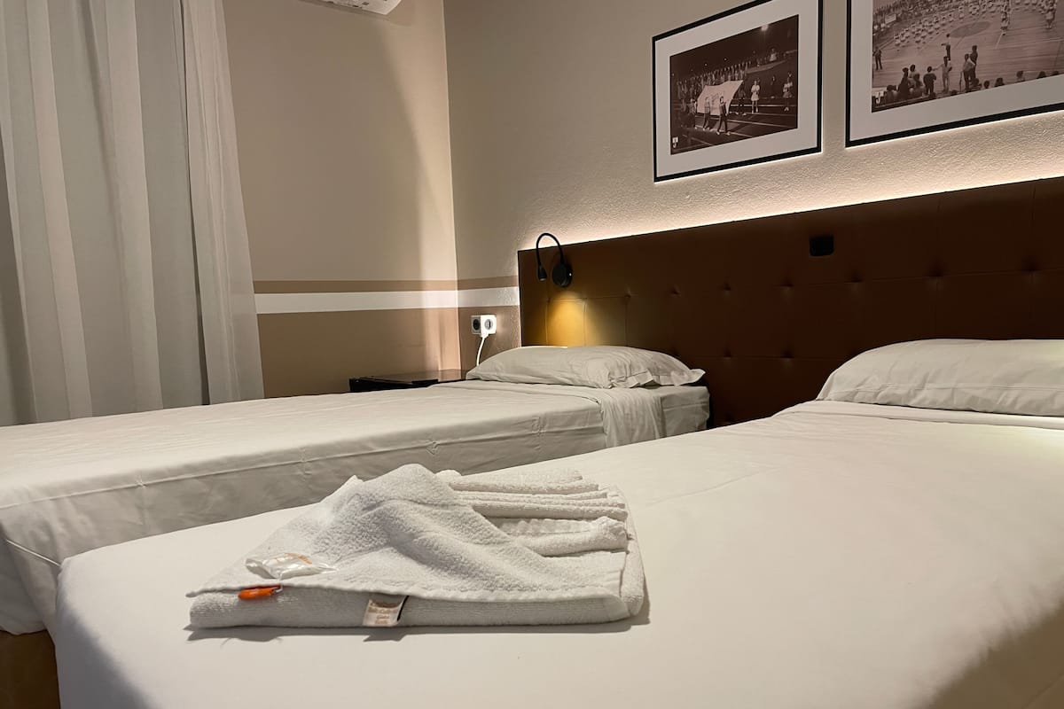 Standaard Twin kamer | Een minibar, een bureau, verduisterende gordijnen