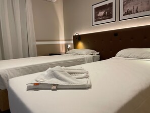 Standard Twin Room | Minibar, desk, blackout drapes, iron/ironing board - Hotel Nelo (Jaragua do Sul)