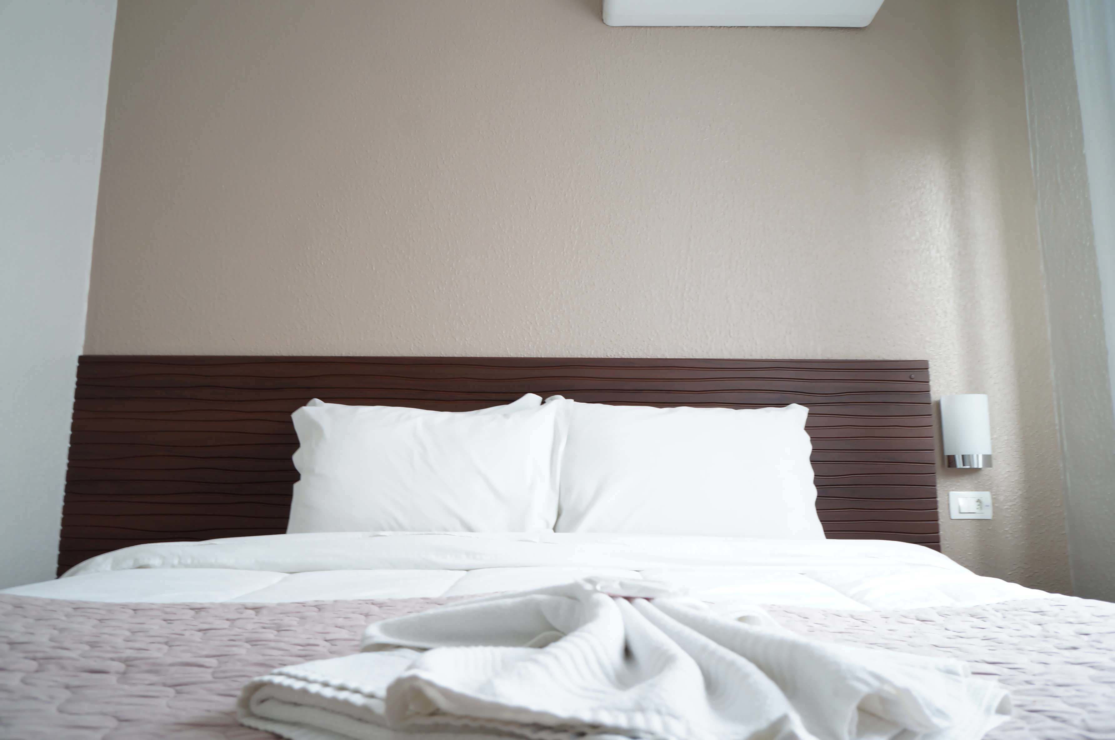 Quarto duplo superior | Frigobar, escrivaninha, cortinas blackout, ferros/tábuas de passar roupa
