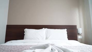 Quarto duplo superior | Frigobar, escrivaninha, cortinas blackout, ferros/tábuas de passar roupa