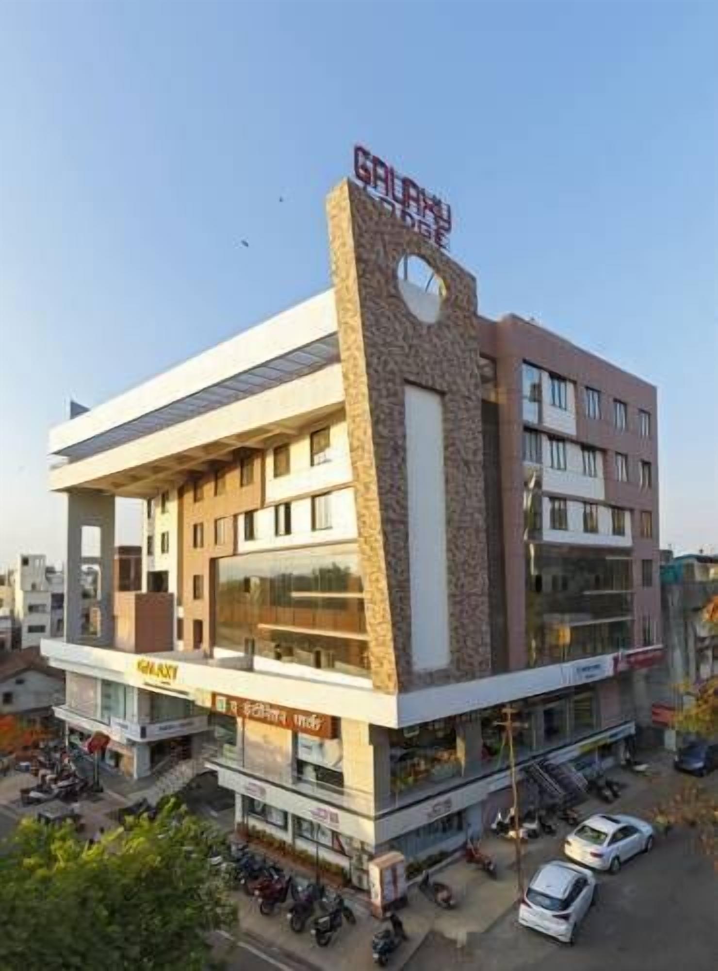 Un immeuble à plusieurs étages, sur lequel on peut voir une grande enseigne indiquant « Galaxy Hotel ».