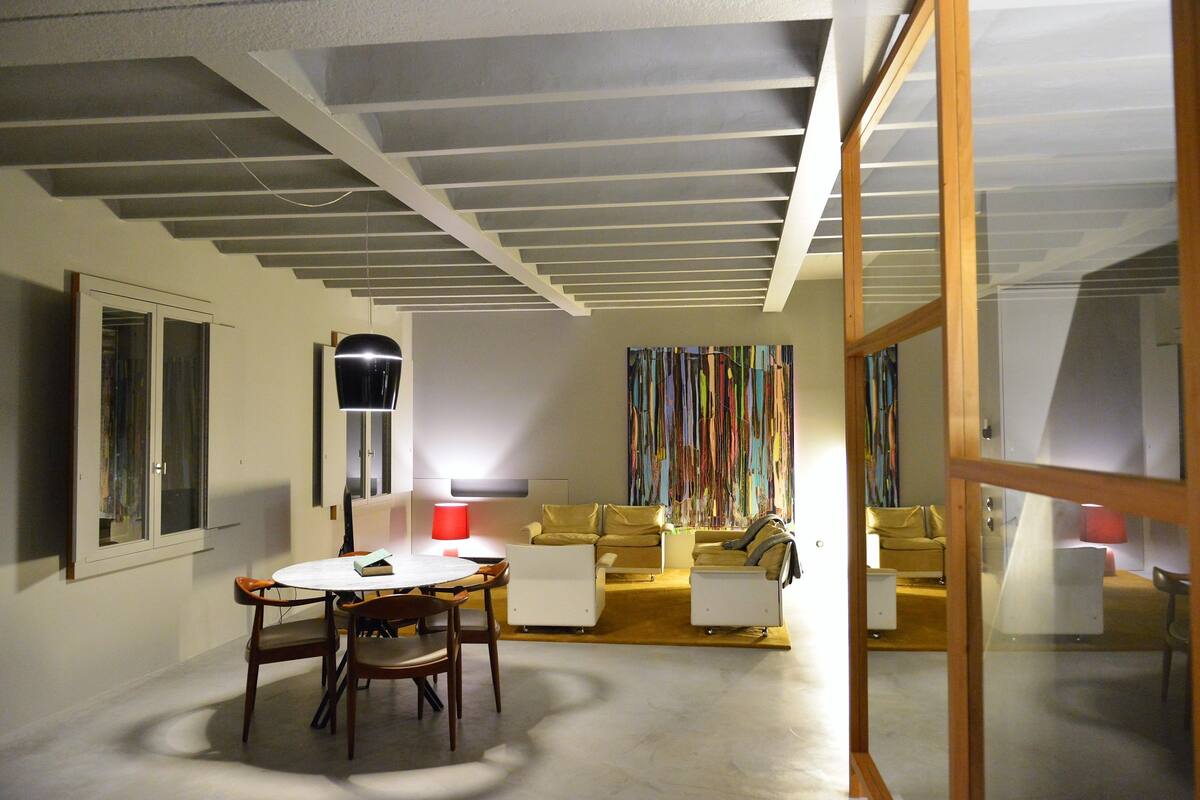 Un salon moderne avec un coin repas, comprenant un ensemble de canapés, une table basse et une table à manger avec des chaises.