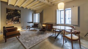 Un intérieur moderne comprenant un coin repas, un canapé et un tableau accroché au mur.