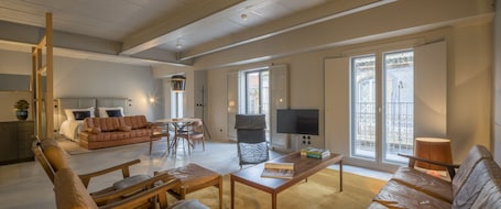 Premium Loft, Balcony | Premium bedding, down comforters, minibar, in-room safe. Raw Culture Arts & Lofts Bairro Alto