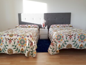 H9 Habitación cuádruple Confort  | Minibar, escritorio, insonorización y tabla de planchar con plancha 