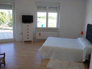 Minibar, desk, soundproofing, iron/ironing board - Casa Miguel y Sally (Villanueva de Las Manzanas)