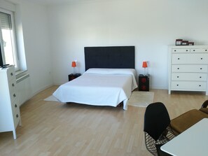 Minibar, escritorio, sistema de insonorización