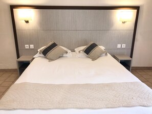 Premium bedding, desk, blackout drapes, rollaway beds - Hôtel Cala di Sole (Ota)