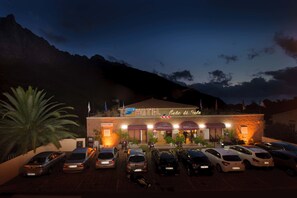 Overnatningsstedets facade – aften/nat