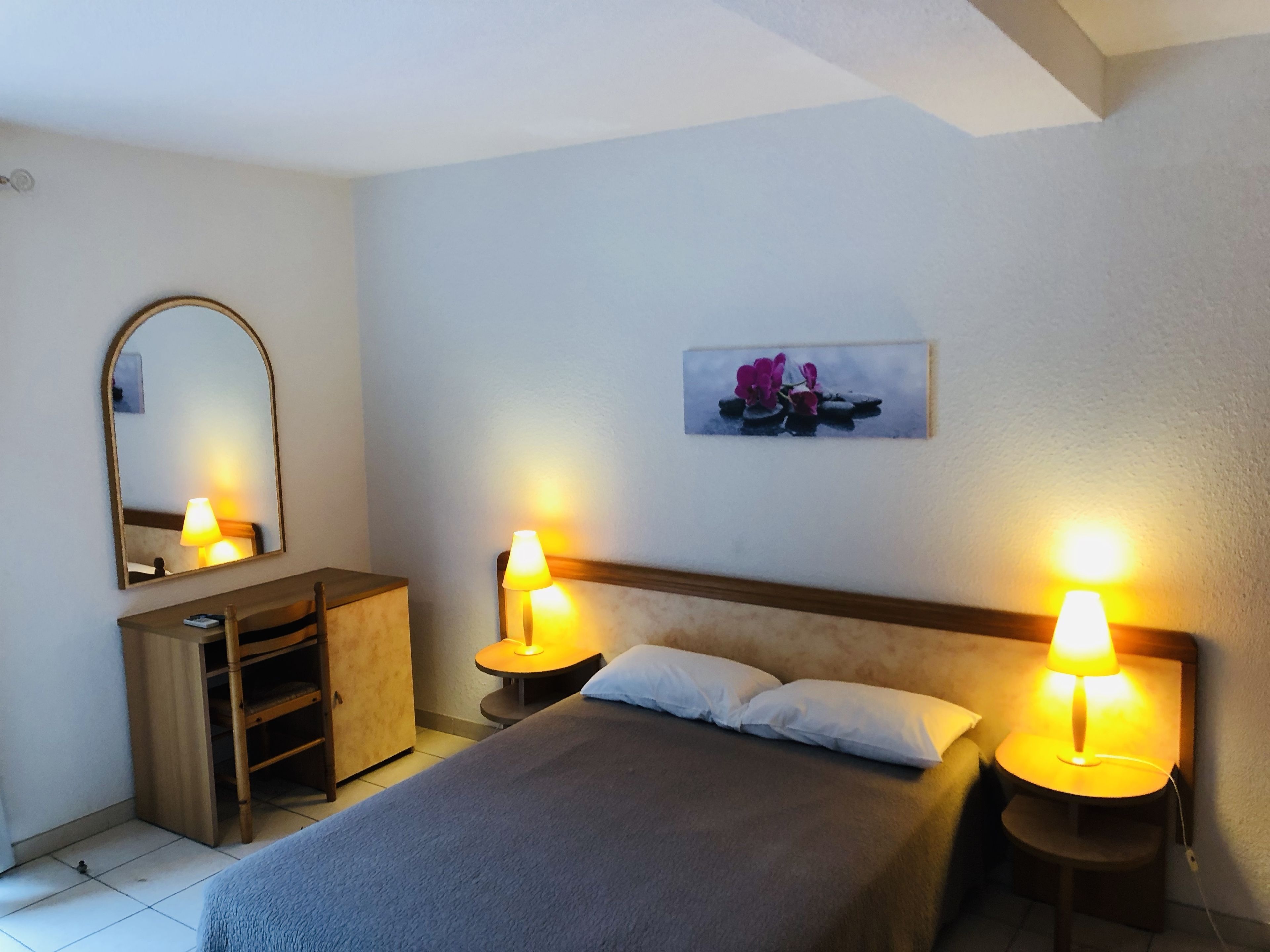 Ropa de cama de alta calidad, escritorio y cortinas blackout 