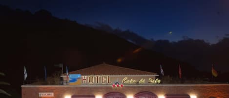 A hotel named "Hotel Cala di Sole" with a sign indicating a swimming pool.