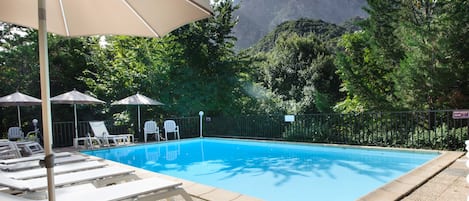 2 piscines extérieures, parasols de plage, chaises longues