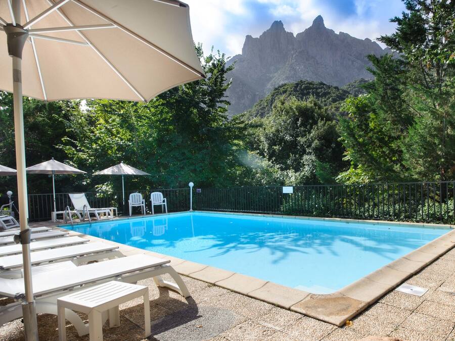 2 kolam renang outdoor, dengan payung kolam renang dan kursi berjemur