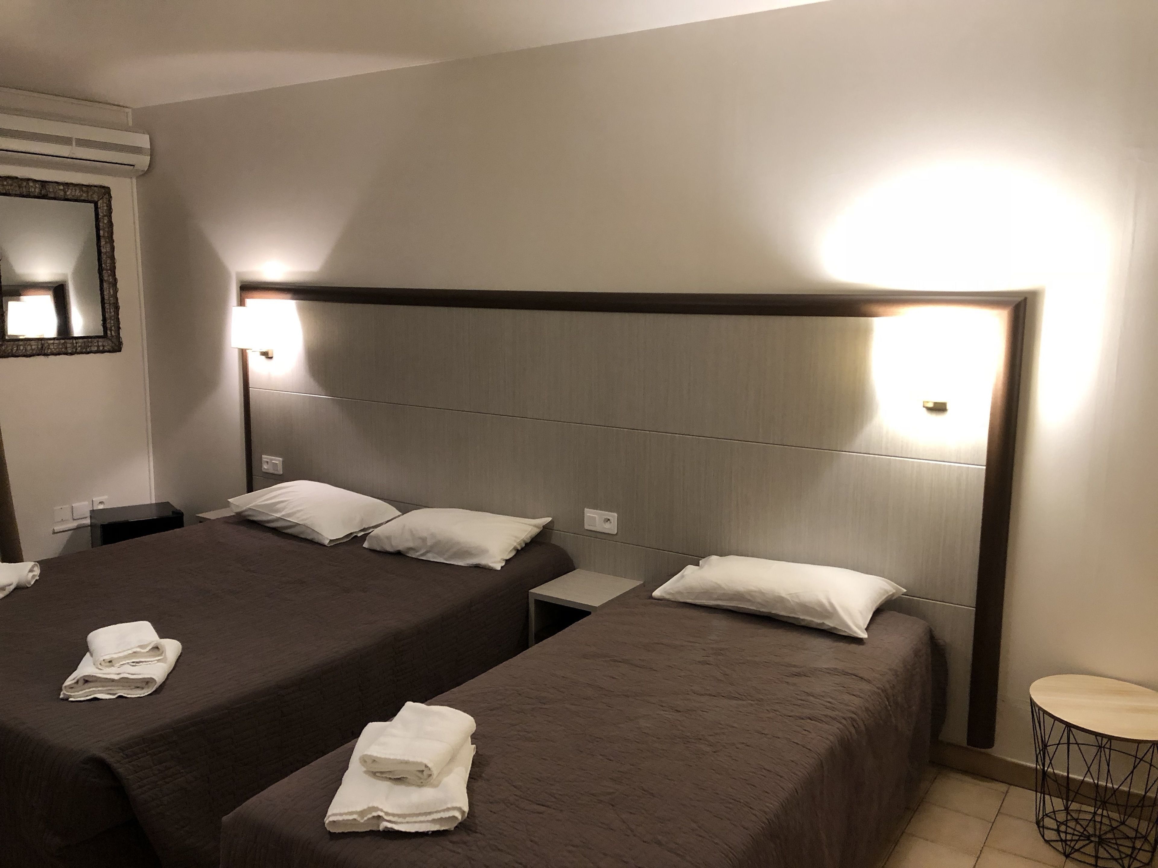 Ropa de cama de alta calidad, escritorio y cortinas blackout 